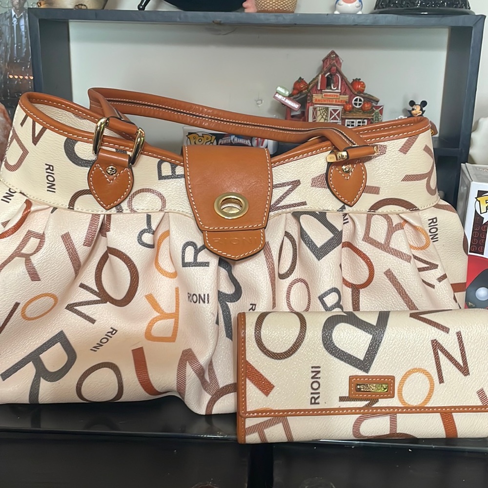 White rioni matching purse and wallet